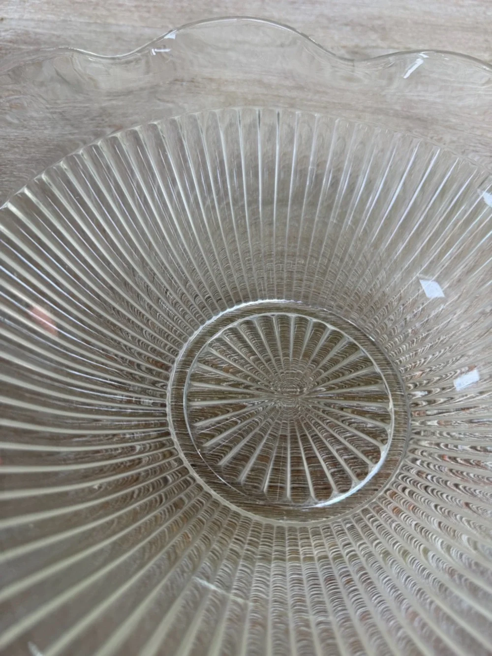 🌱 Large Vintage Depression Glass bowl with scalloped rim and fluted pattern